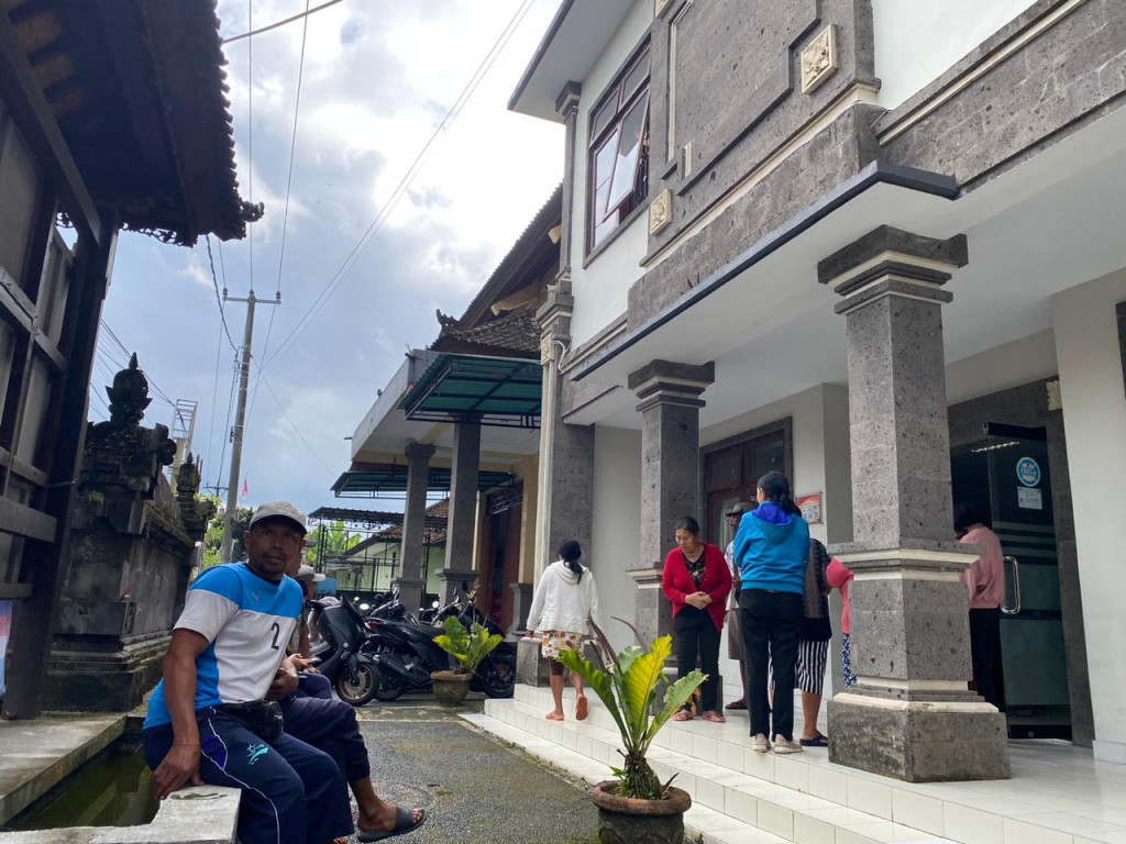 Penyerahan Bantuan Cadangan Pangan Pemerintah (CPP) dari Badan Ketahanan Pangan Nasional di Kantor Desa Petang